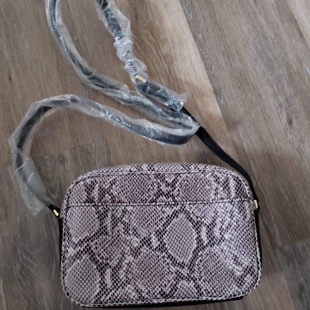 NWOT Leather crossbody bag w/ removable pouch - Picture 4 of 8